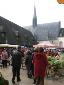 Beaune : jour de marché. A droite, la halle et, au fonds, les Hospices